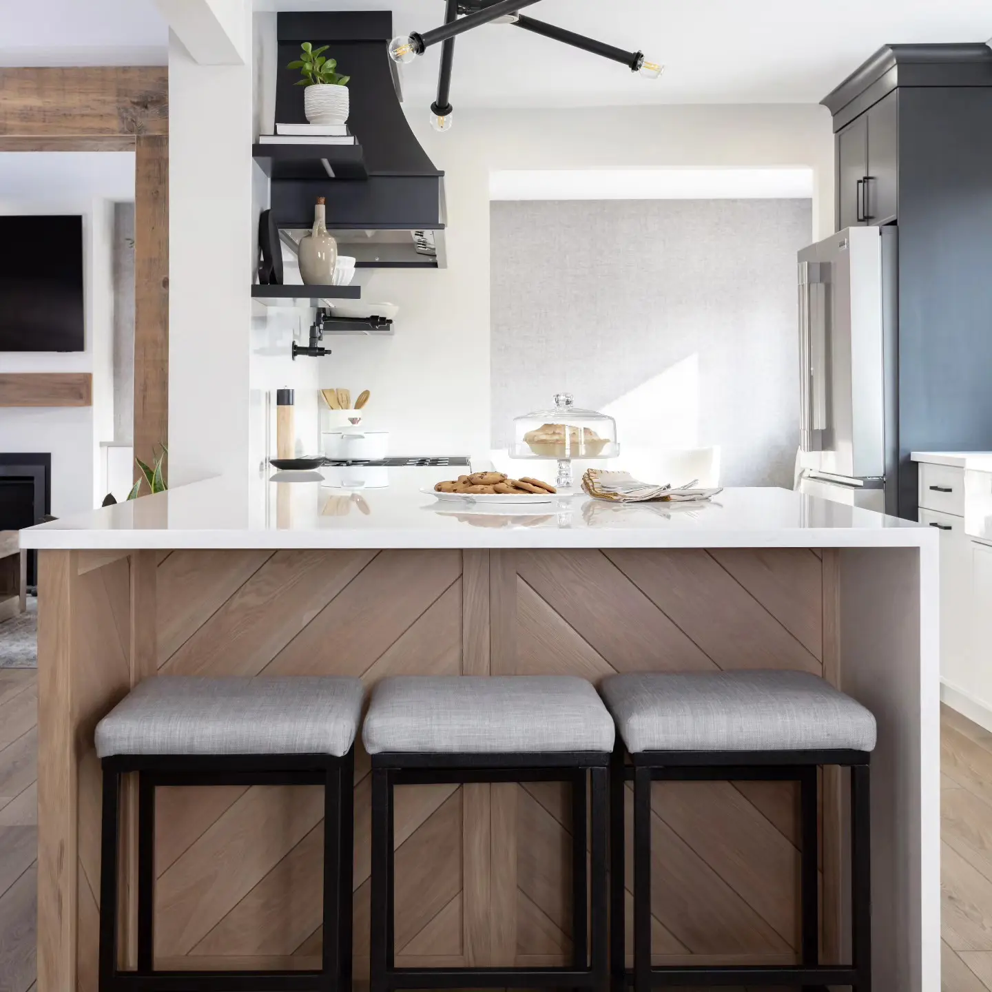 White oak kitchen with peninsula cabinetry by Heirlooms Custom Cabinetry