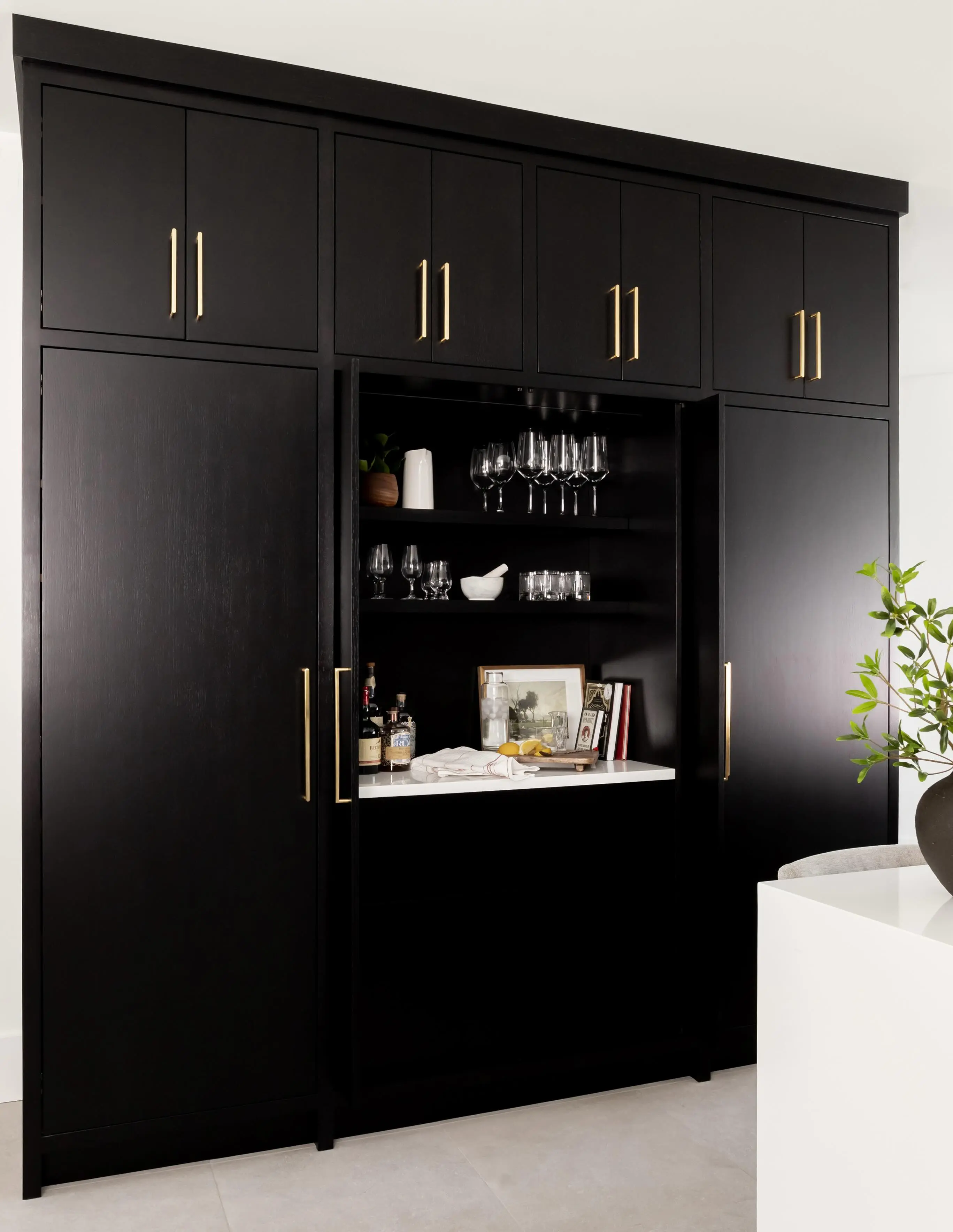 White oak kitchen with open shelving and shelf cabinetry by Heirlooms Custom Cabinetry