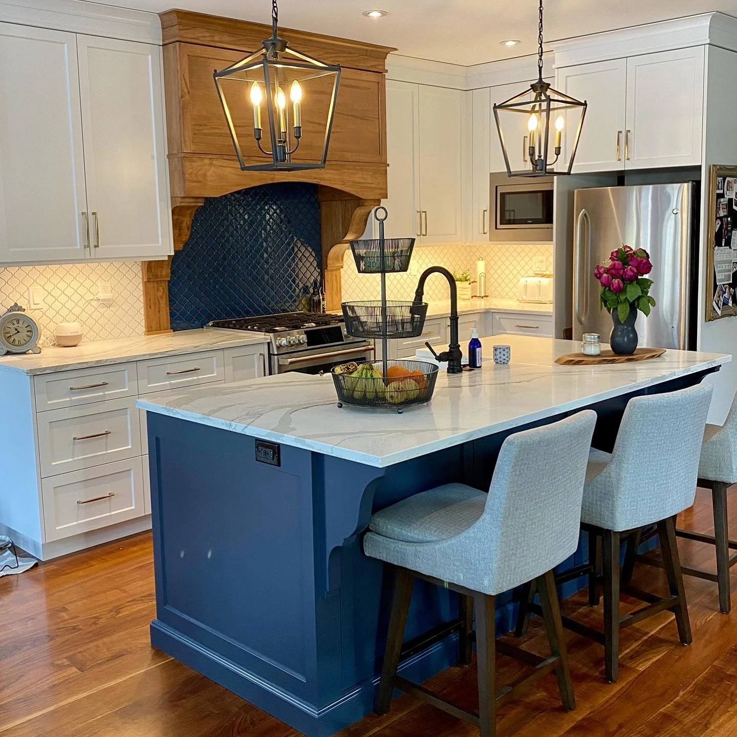Traditional Maple Island Kitchen - Image 1