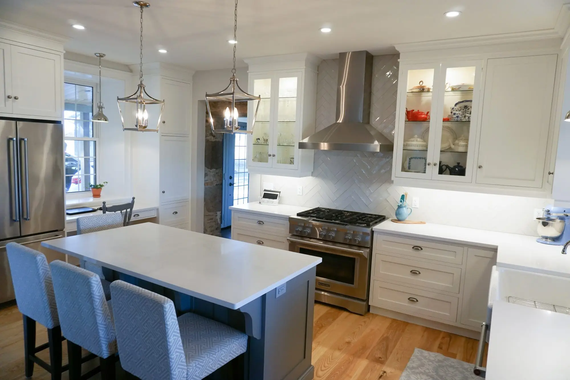 Traditional Island Kitchen - Image 4